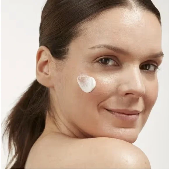 Elemis Clarifying Clay Wash 150mls - Picture 3 of 11